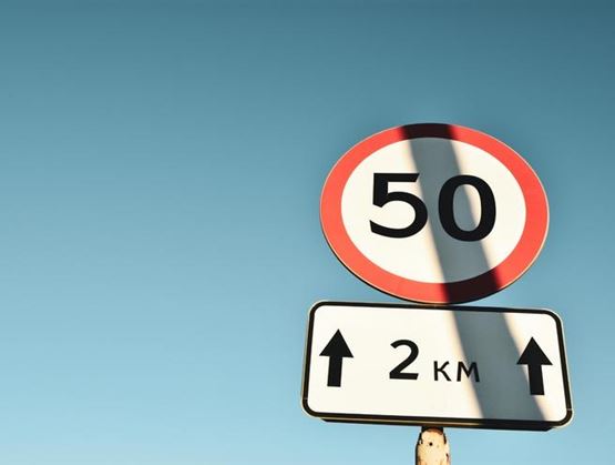 Panneau de limitation de vitesse à 50 km/h indiquant la vitesse de circulation réglementée sur la voie publique.