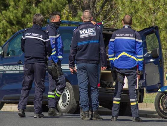 Agents de gendarmerie et de police municipale réunis près d’un véhicule d’intervention lors d’une opération de sécurité.