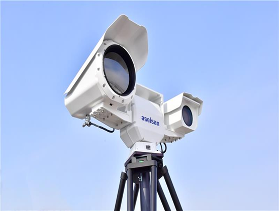 Système de surveillance électro-optique ODAKAN UMA 8T10 d’ASELSAN monté sur un trépied sous un ciel bleu.