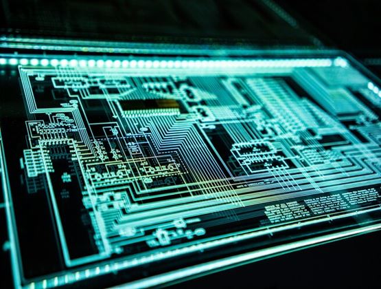 Interface numérique futuriste affichant des circuits électroniques complexes et des connexions de données dans un environnement technologique et de cybersécurité.