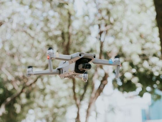 Drone en vol en extérieur équipé d’une caméra