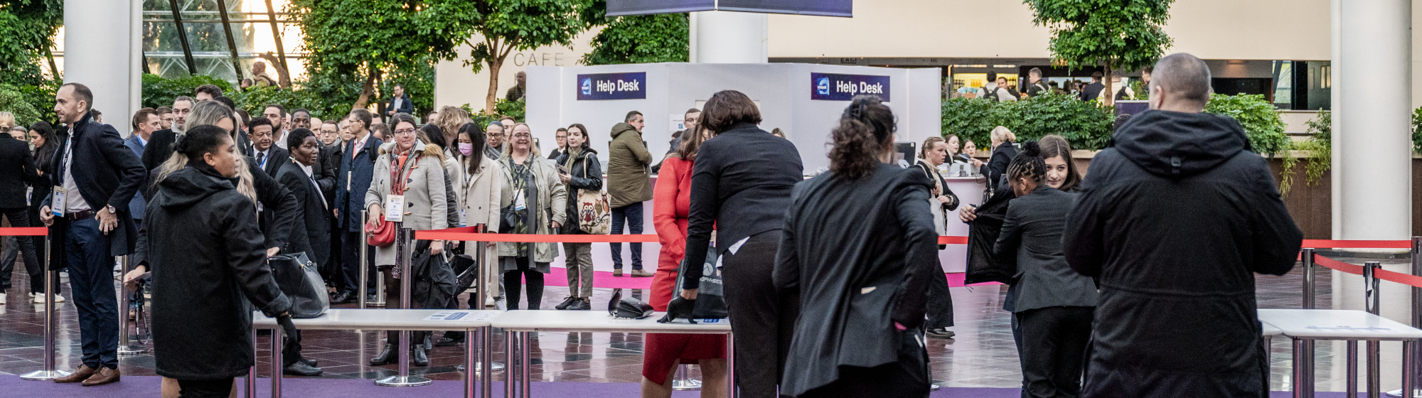 Sortie du salon Milipol Paris avec une bannière remerciant les visiteurs et annonçant les dates de la prochaine édition en novembre 2025.