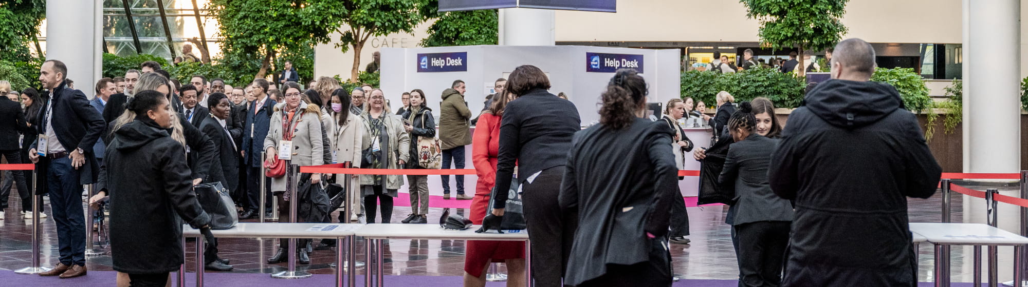 Sortie du salon Milipol Paris avec une bannière remerciant les visiteurs et annonçant les dates de la prochaine édition en novembre 2025.