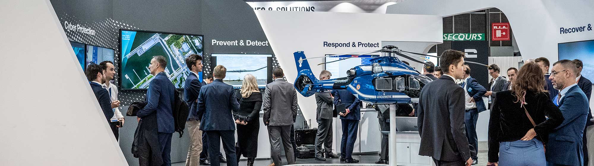 Group of visitors discussing and commenting on the various technologies on the Airbus stand