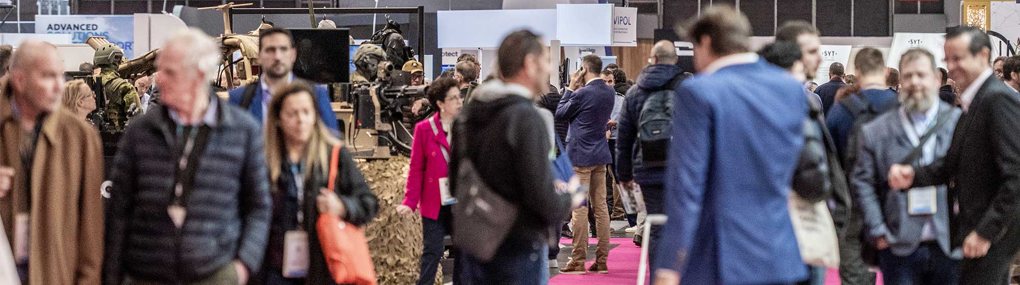 Foule de visiteurs qui parcourent les allées du salon