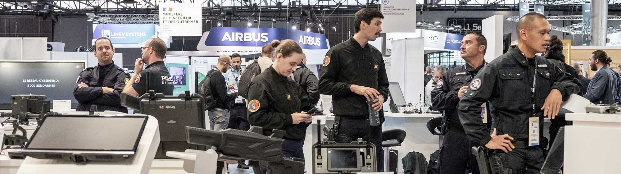 Groupe de gendarmes sur stand du Ministère de l'Intérieur et des Outres Mers