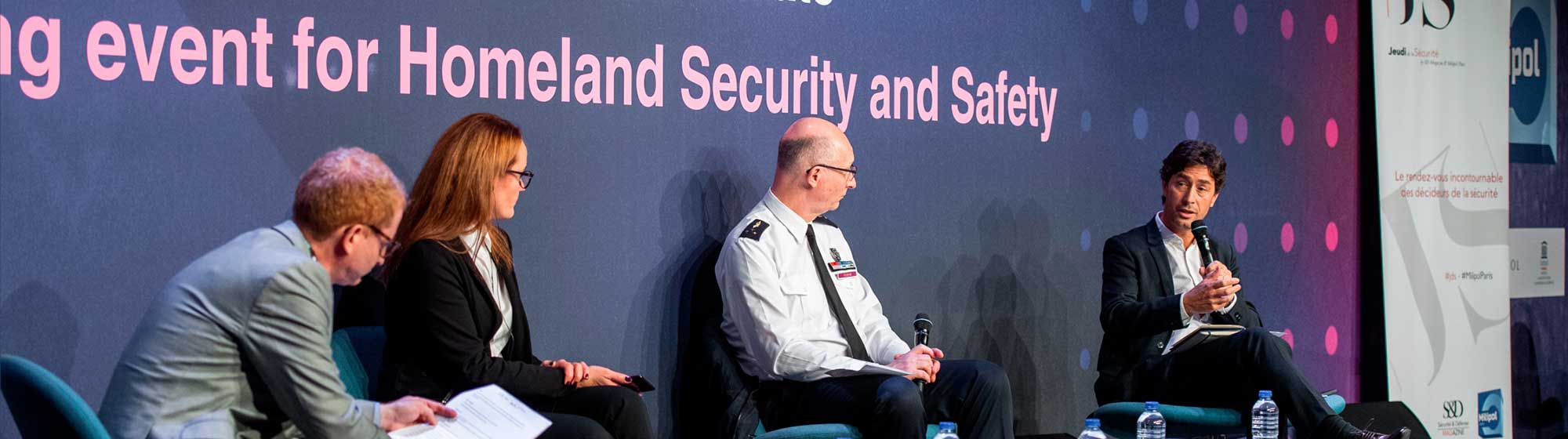 gendarmes and moderators on stage adressing to an audience at a "jeudi de la sécurité"