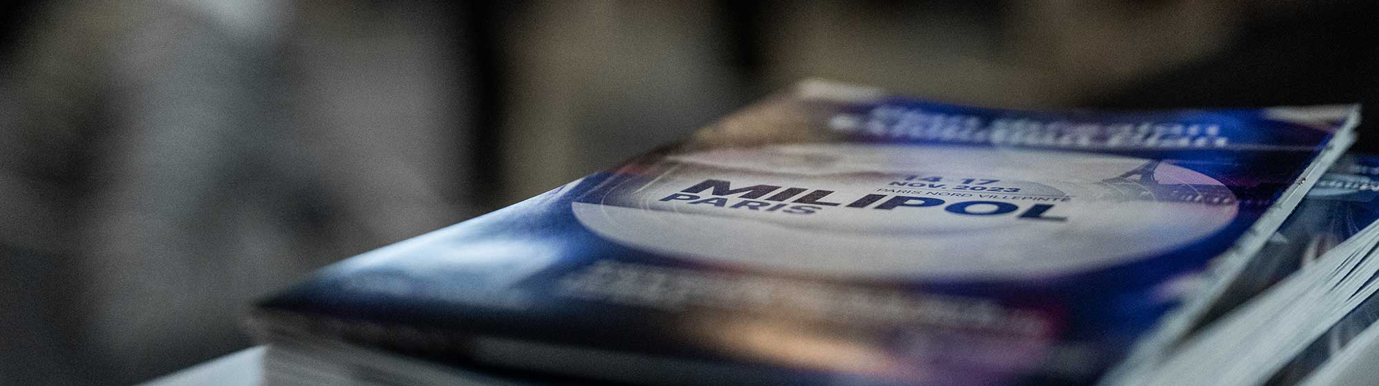 Pile de plans Milipol posés sur une table