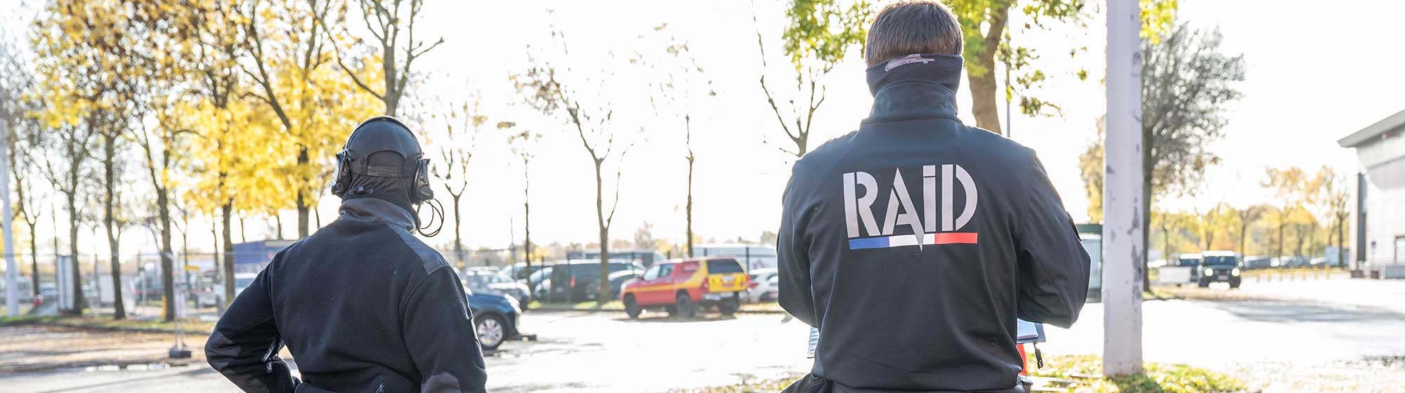 Deux policiers du RAID debout sur un parking
