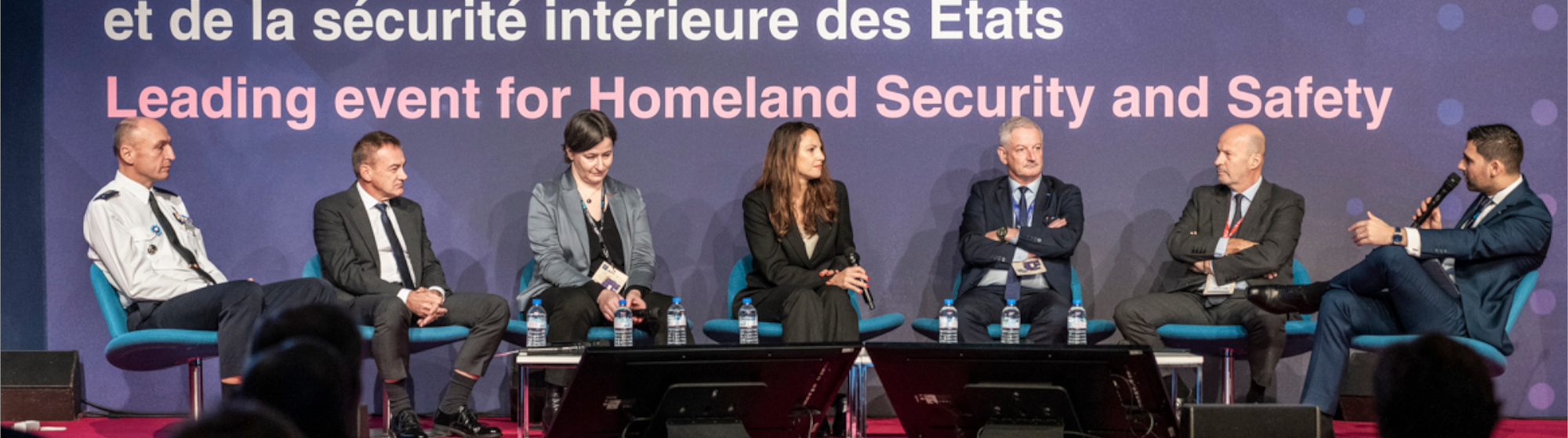 Intervenants sur scène lors d'une table ronde Milipol Paris