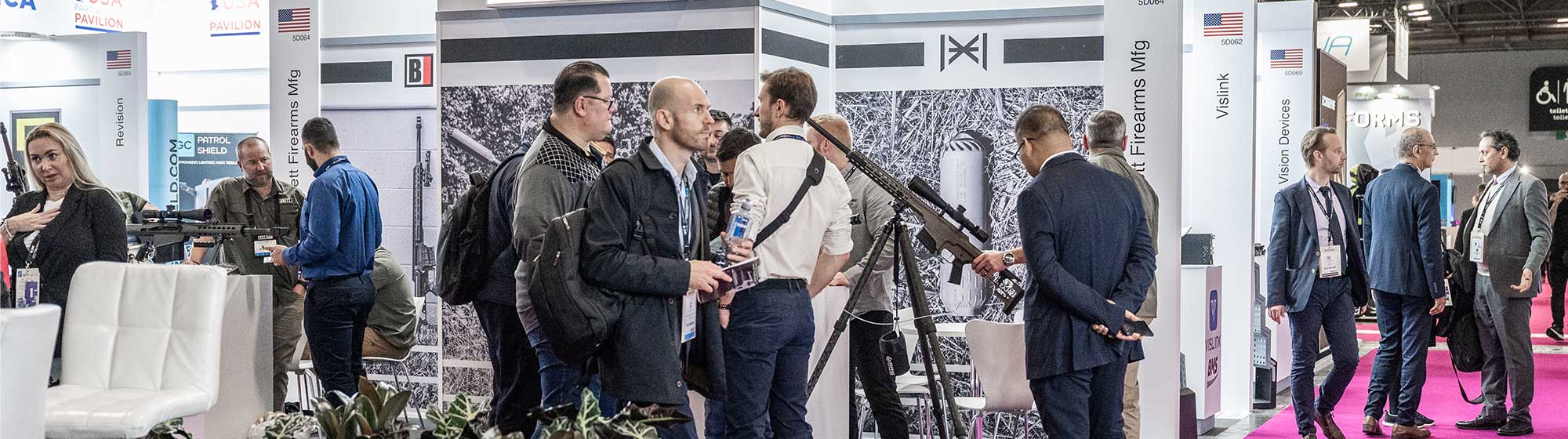 Visiteurs se promenant dans les allées du salon au niveau du pavillon USA