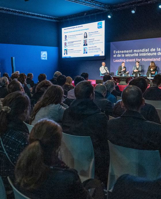 Table-ronde se tenant devant une audience dans la salle de conférences Milipol Paris
