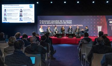 Conférence sur la sécurité intérieure avec des experts sur scène lors de Milipol Paris, l'événement mondial sur la sûreté et la sécurité des États, avec un large public.