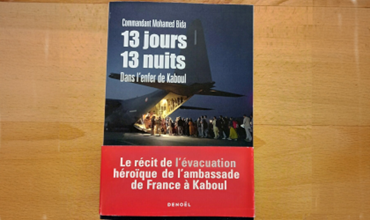 Aperçu du livre de Mohamed BIDA "13 jours 13 nuits dans l'enfer de Kaboul" sur une table