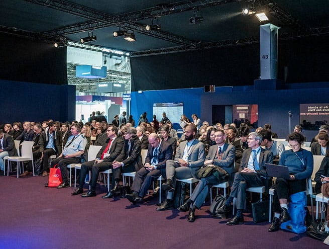 Public assistant à une conférence 