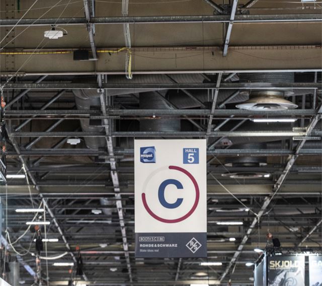 Signalétique avec le logo d’un exposant sur une lettre d’allée lors de l’événement Milipol Paris.