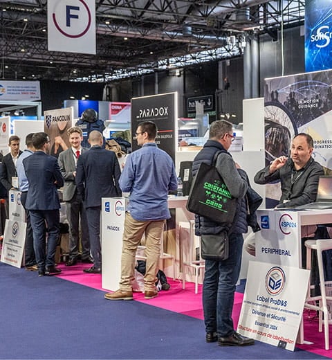 Exposants et visiteurs échangent sur les différents stand de l'espace forensics dont les entreprises Peripheral, ParaDox et Pangolin