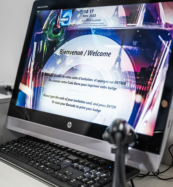 Ecran d'ordinateur posé sur une table avec une page d'accueil Milipol Paris