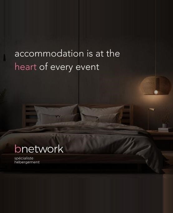 Une chambre d’hôtel stylée à l’éclairage tamisé et au design minimaliste, illustrant le slogan « l’hébergement est au cœur de chaque évènement » avec le logo de Bnetwork, partenaire du salon Milipol Paris