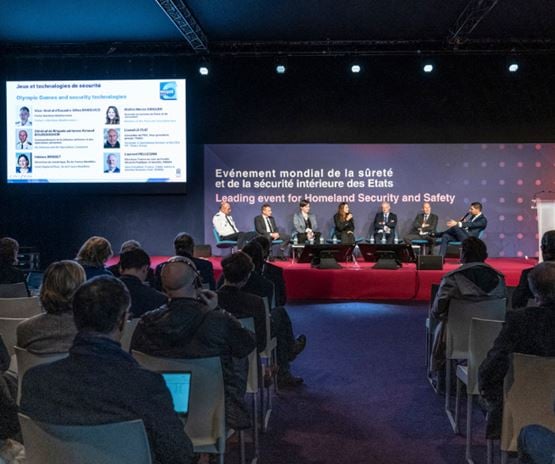 Table ronde d’experts sur la sécurité intérieure des États lors du salon Milipol Paris, avec un public attentif en salle.