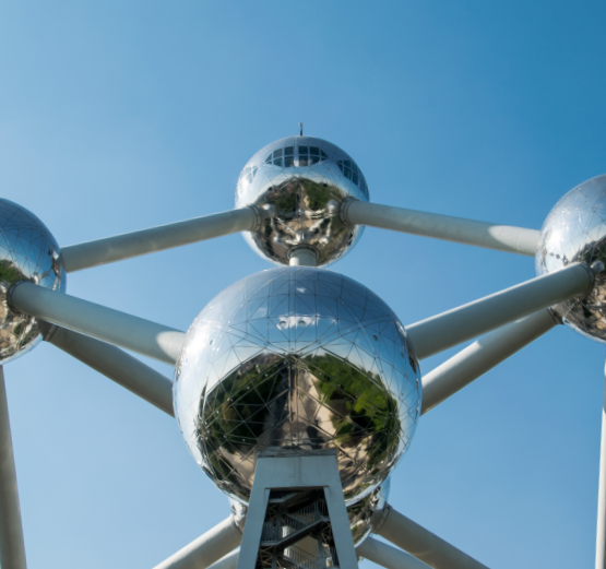 Vue de l'Atomium à Bruxelles depuis le bas du monument