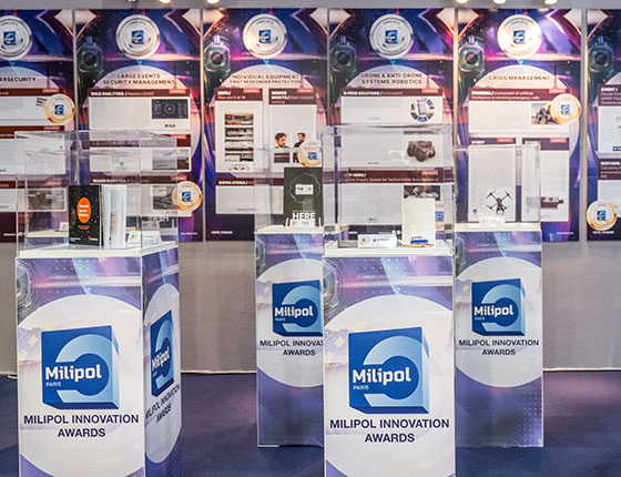 Deux hommes consultant les produits finalistes pendant l'exposition Milipol Innovation Awards