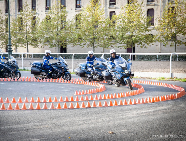 Plusieurs motards de la Garde Nationale pendant un exercice