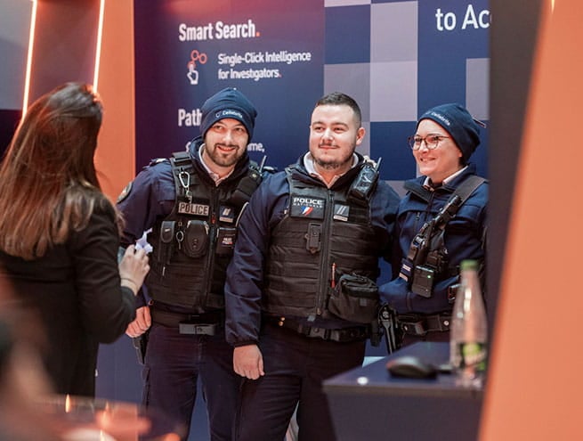 3 policiers se font prendre en photo