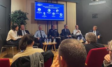 Les intervenants du Jeudi de la Sécurité 30 sur scène avec la modératrice de la session