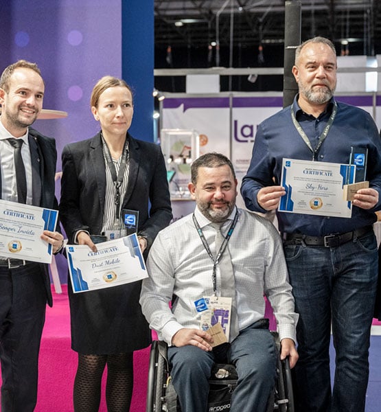 Lauréats des Milipol Innovation Awards posant avec leurs trophés