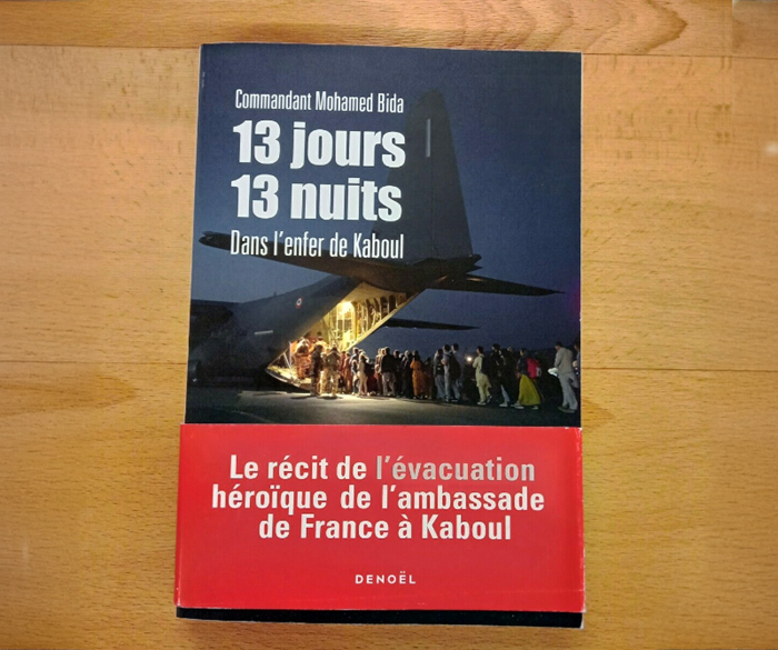 Cover of the book 13 Days 13 Nights – In the Hell of Kabul by Commander Mohamed Bida, featuring a photo of civilians boarding a military plane during the evacuation of the French embassy.